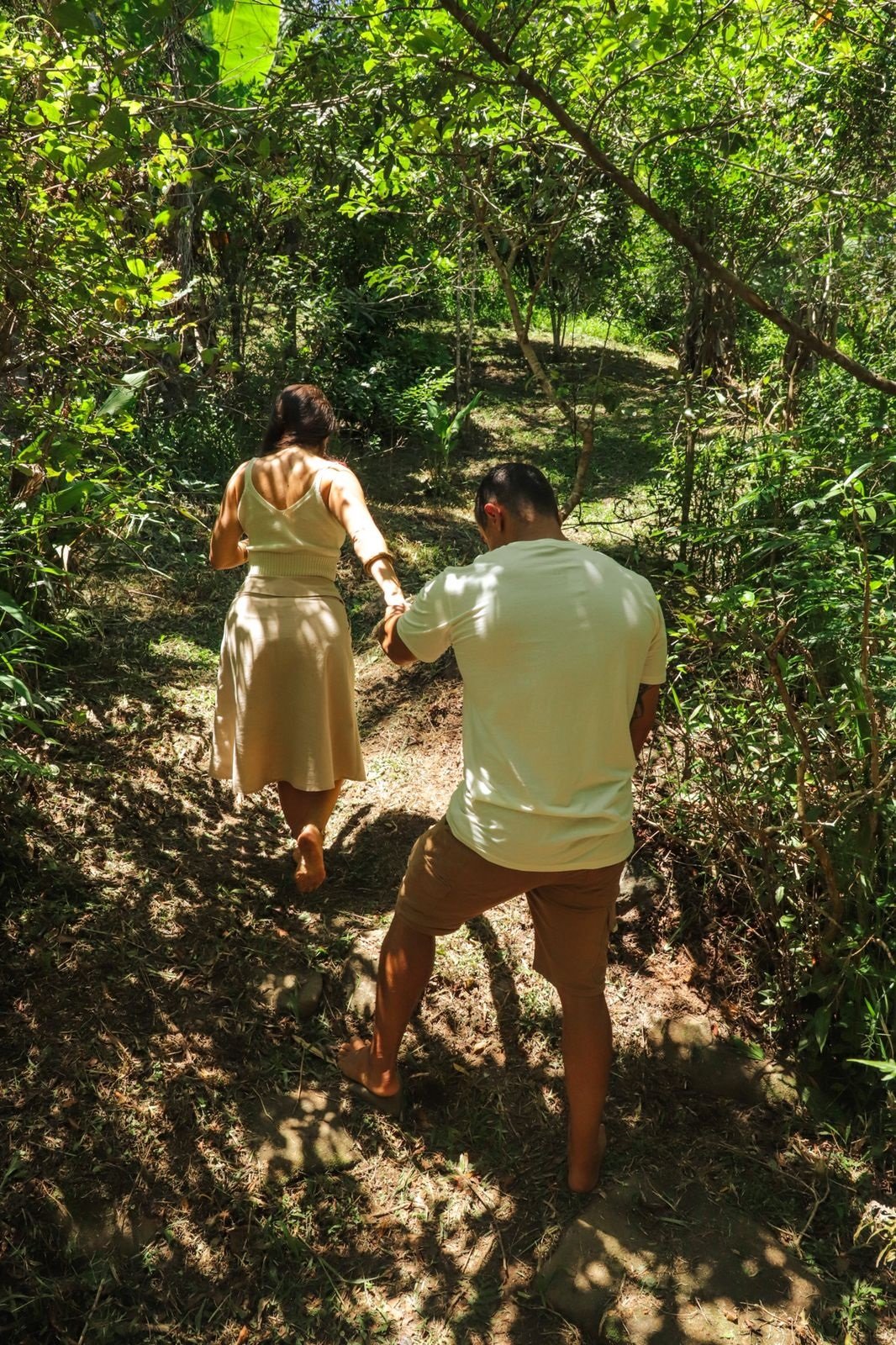 Casal caminhando por uma trilha na natureza, simbolizando a jornada de transformação do Amor Livre